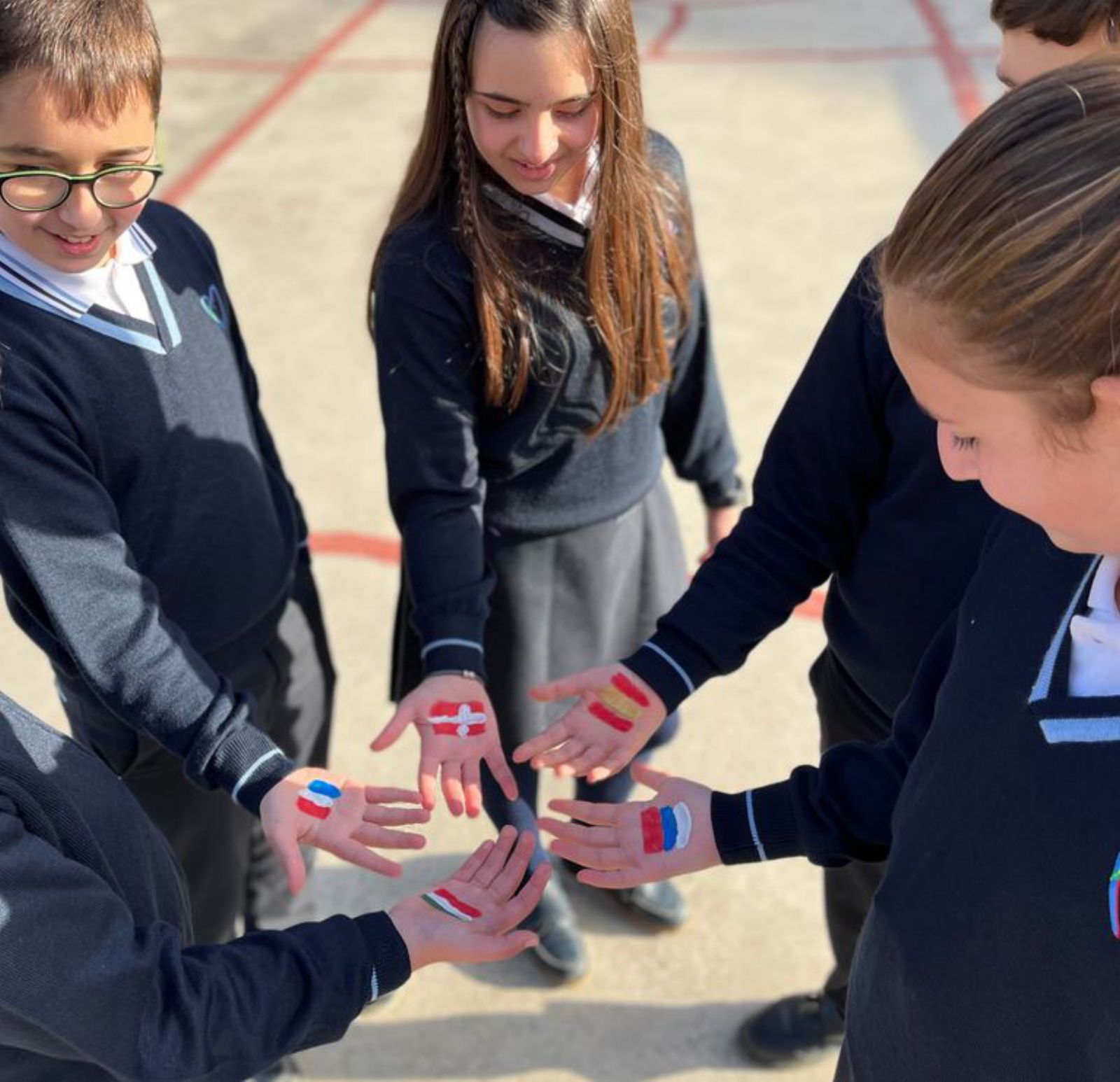 Estudiantes del Amor de Dios, con banderas pintadas en las palmas  de sus manos. | Fotografías cedidas por los colegios