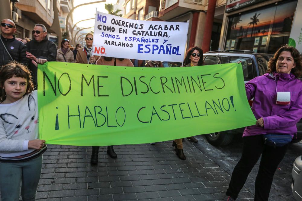 Docenas de padres secundan la protesta contra el decreto de Marzà del modelo educativo en Torrevieja y reclaman su derogación en una prortesta que ha recorrido las calles de la ciudad