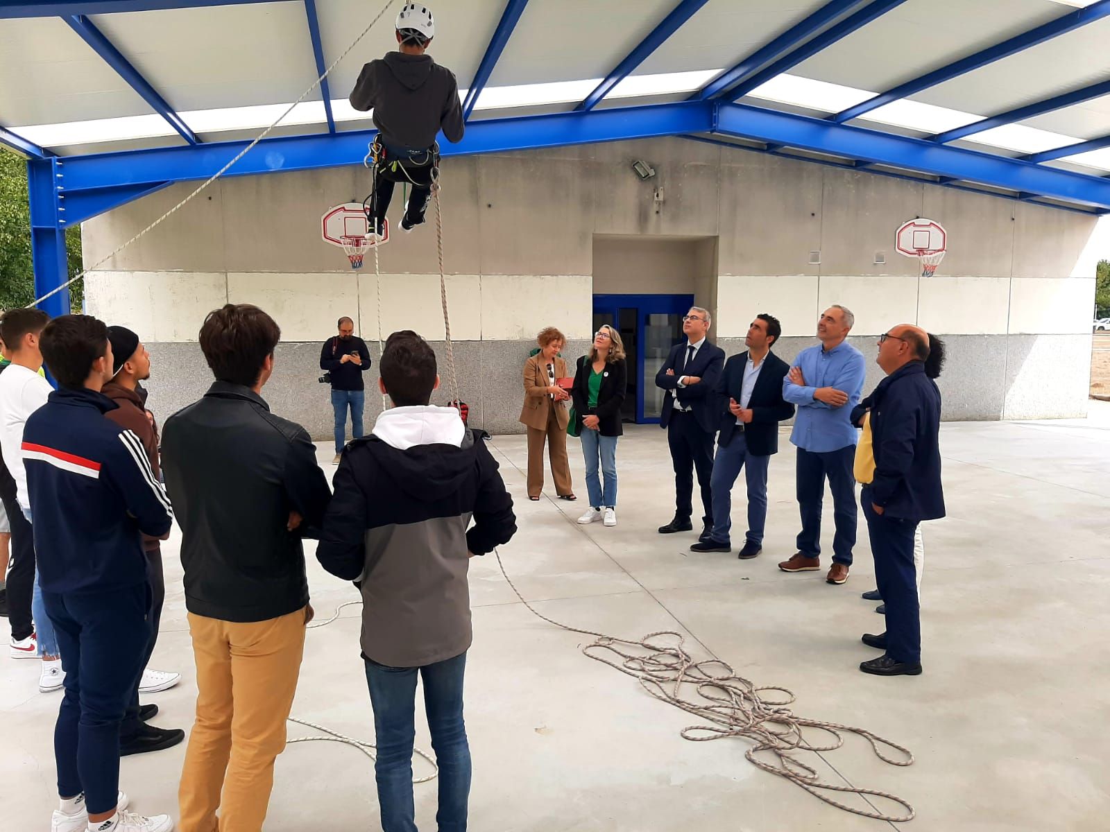 Luis López observa, junto a otros políticos, las obras del IES Pintor Colmeiro.