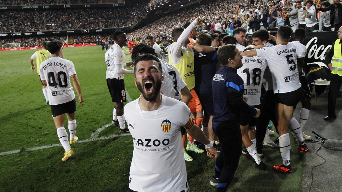 Celebración cargada de rabia y liberación de los jugadores del Valencia CF