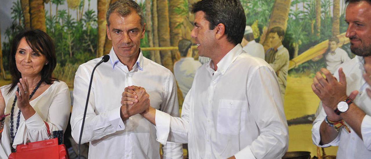 Toni Cantó y Carlos Mazón firmando su pacto de gobierno para la Diputación.