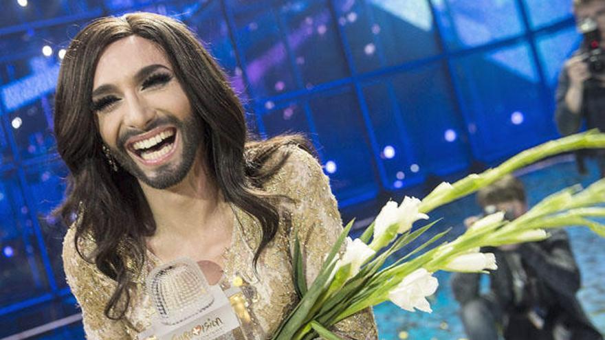 Conchita Wurst, feliz con su premio.