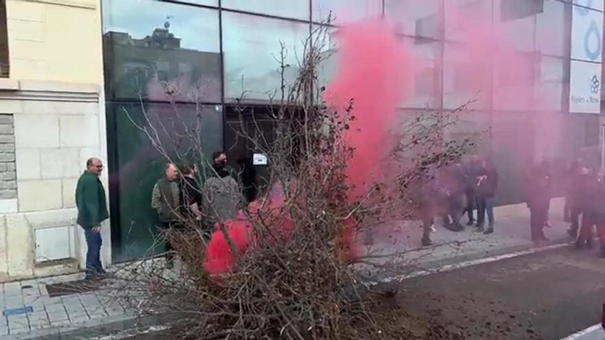 Agricultores del campo de Tarragona protestan, quemando avellanos frente Aigües de Reus, contra la falta de agua