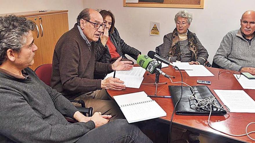 Los portavoces de Defensa do Común, durante su comparecencia pública de ayer.