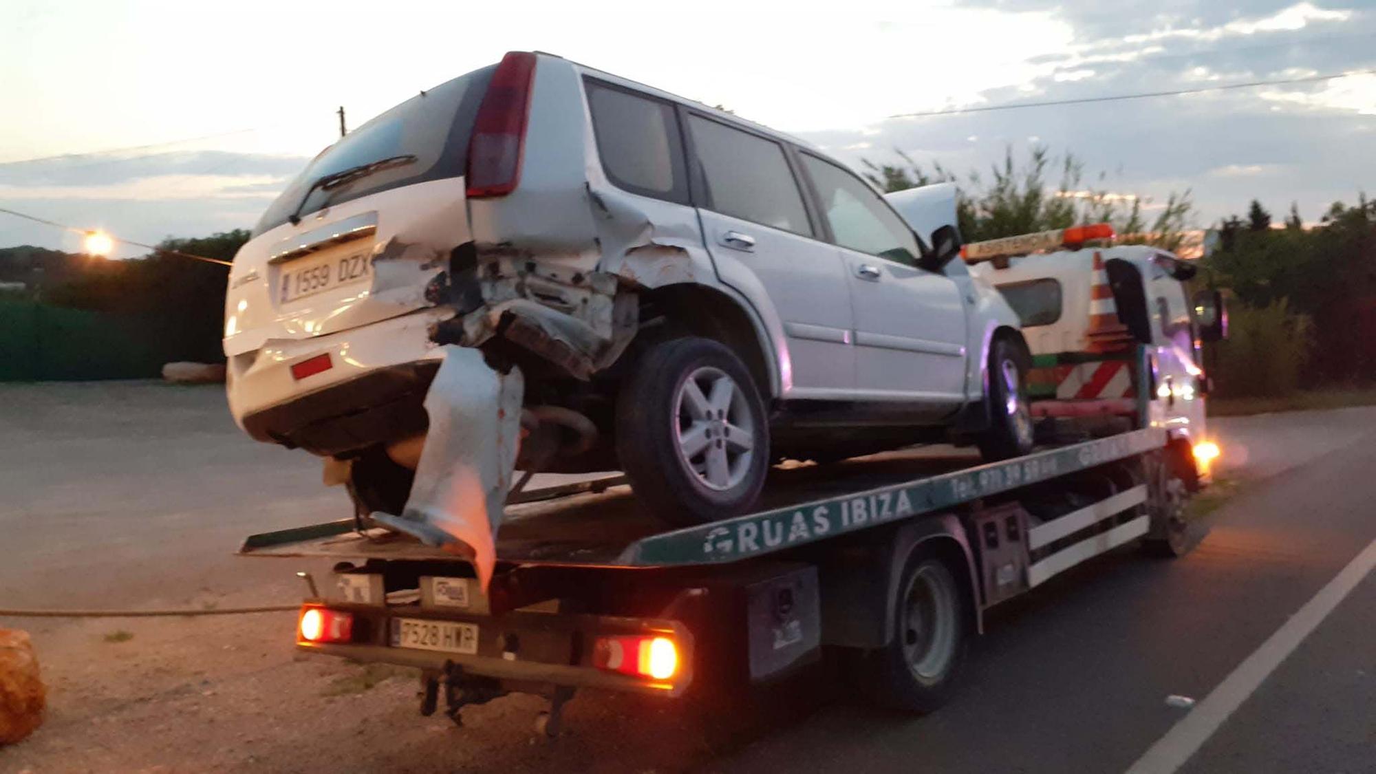 Una mujer queda atrapada en su coche en Ibiza tras chocar con un camión