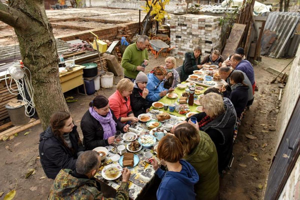 Bo Mozhemo (Porque podemos) Habitantes de Chernihiv y  Novoselivka, cuyas casas fueron dañadas durante la invasión rusa, crean movimiento de ayuda mutua para restaurarlas