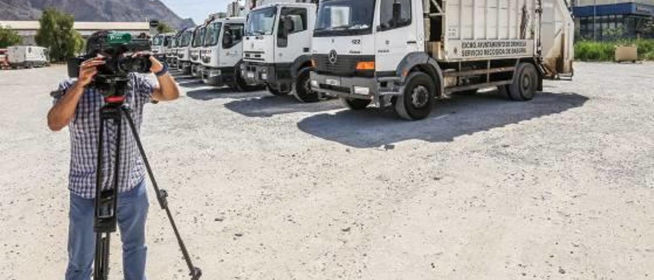 Camiones de recogida de basura en la parcela que el Ayuntamiento tiene en el polígono industrial.