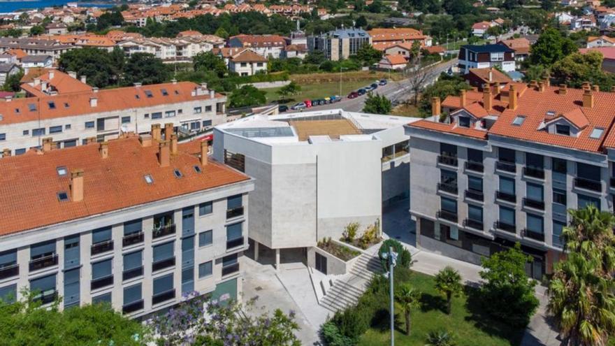 Vista aérea de la zona verde donde se ubicará el parque de chorros, junto a la biblioteca y bloques de viviendas.