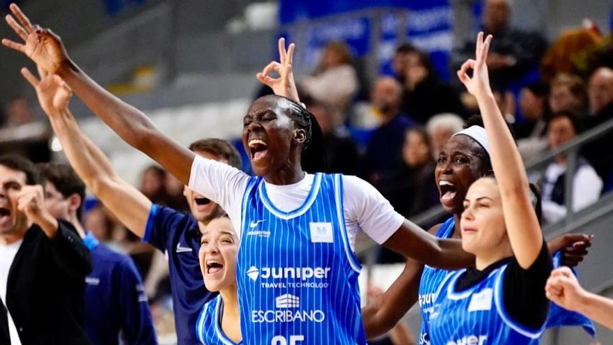 El banquillo del Azulmarino celebra una acción.