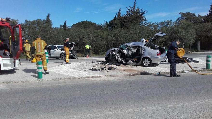 Un herido grave al chocar dos coches en Ondara