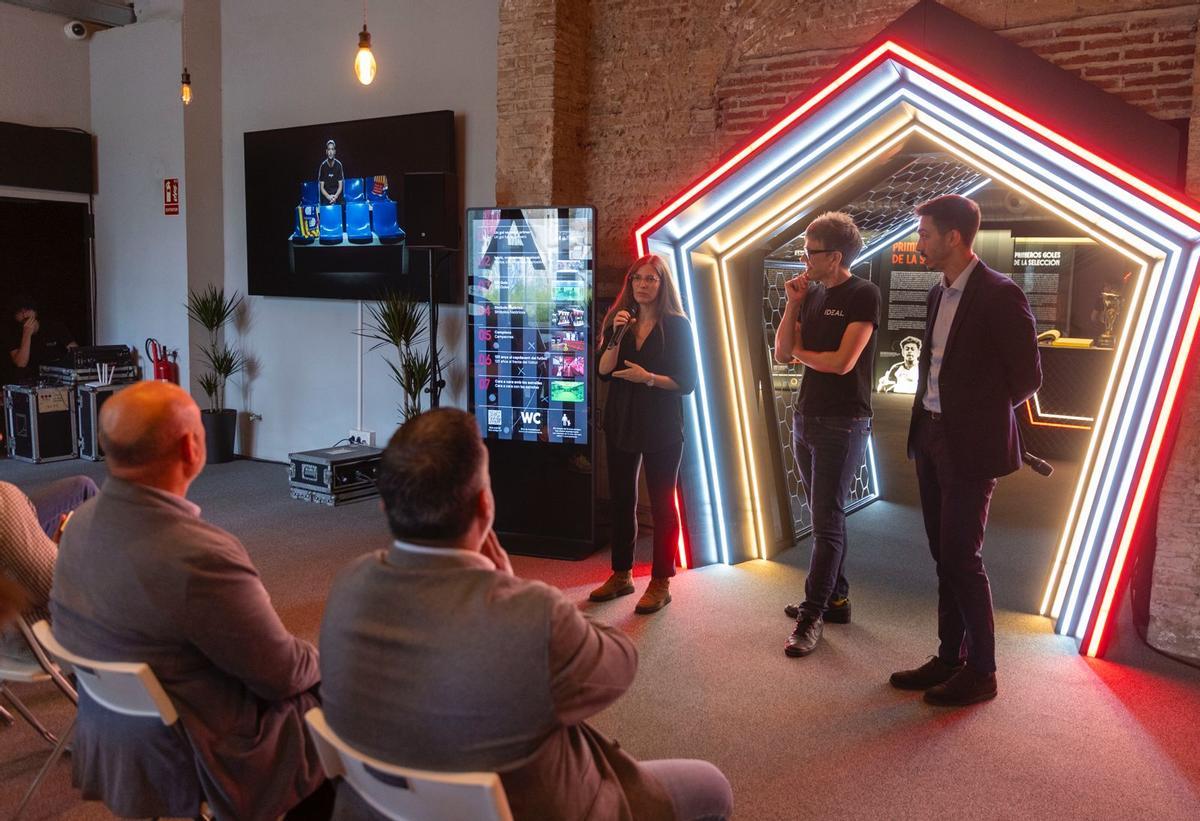 Momento del parlamento previo a la inauguración de 'Pioners'