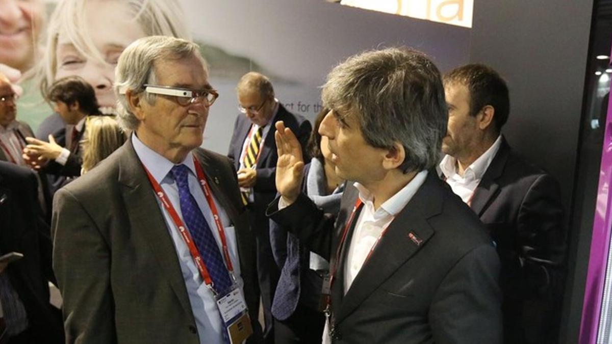 El alcalde de Barcelona, Xavier Trias, con las Google Glass, en una demostración de Nostrum en el MWC.