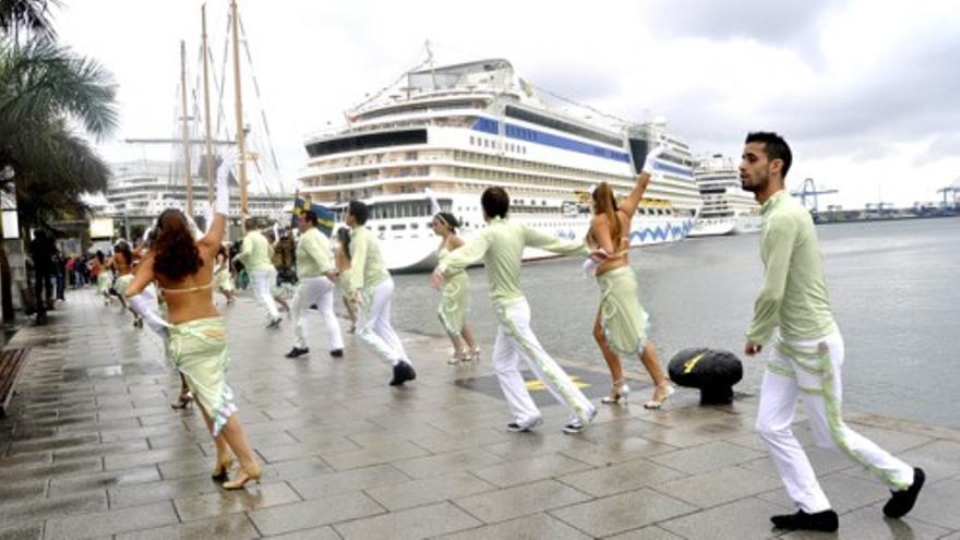 Los comparseros reciben a los cruceristas en el puerto capitalino