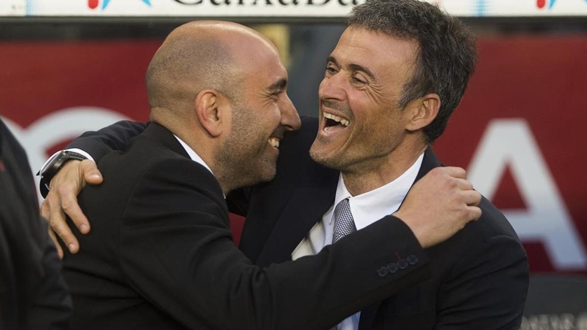 Abelardo y Luis Enrique se abrazan antes del Barça-Sporting de la temporada pasada.