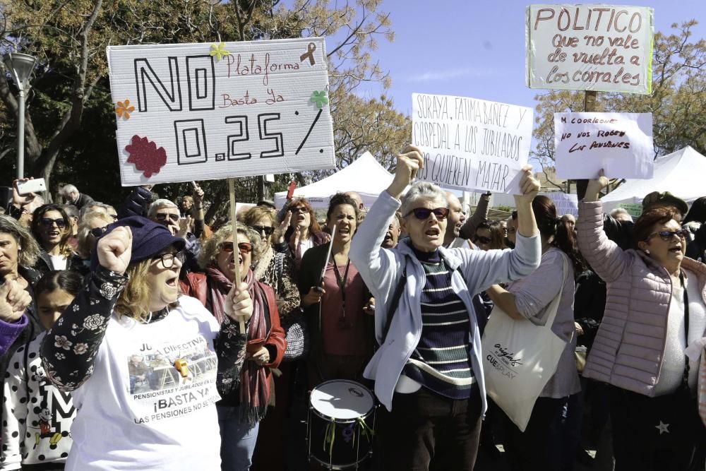 Tres generaciones llenan el parque de la Paz y acusan a los diferentes gobiernos de "olvidar" a los ciudadanos