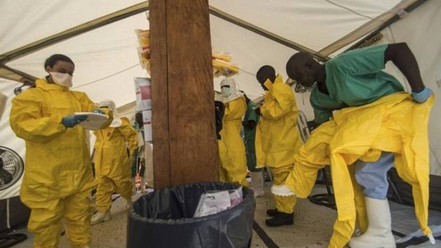 Sierra Leona inicia un toque de queda de tres días para contener el ébola