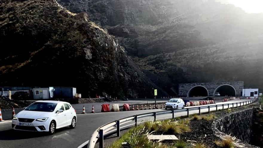 Coches recorriendo el tramo de carreter en la zona del Risco de Faneque. | | LP/DLP