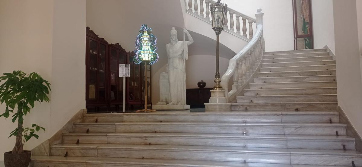 Imagen de la gaiata de mayo ubicada en el vestíbulo del Ayuntamiento.
