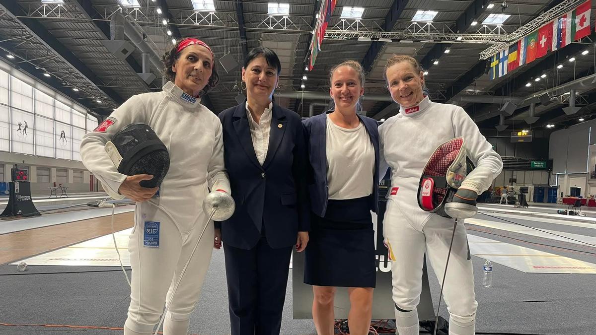 Araceli Bugallo, a la izquierda, en París.