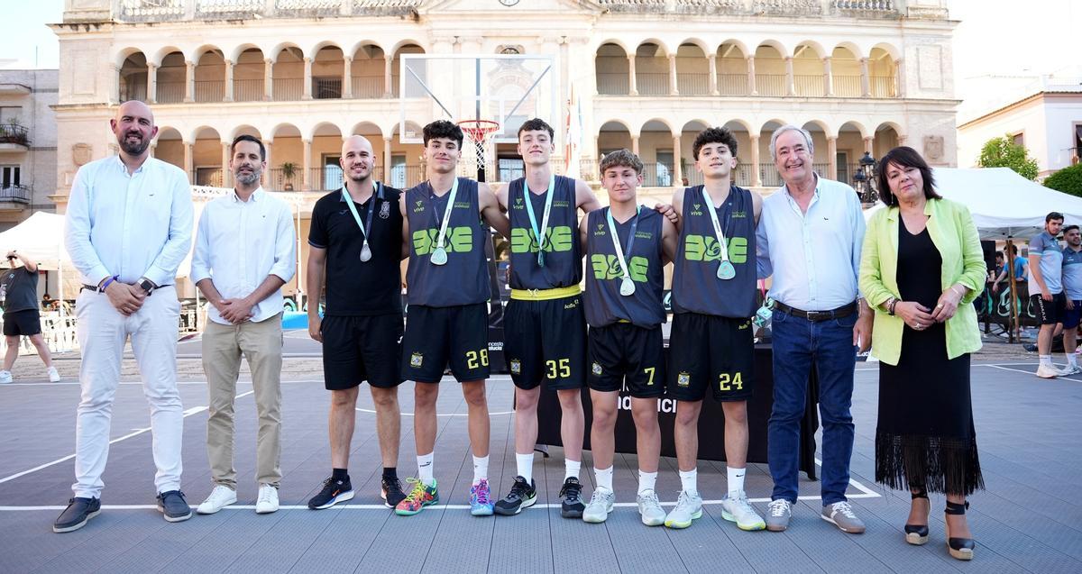 El Colegio Virgen del Carmen sub 15, con las autoridades presentes en la entrega de premios.