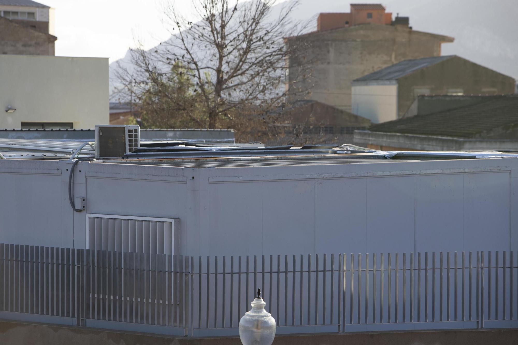 Protesta a las puertas del CEIP Lluís Vives de Bocairent por la paralización de las obras.