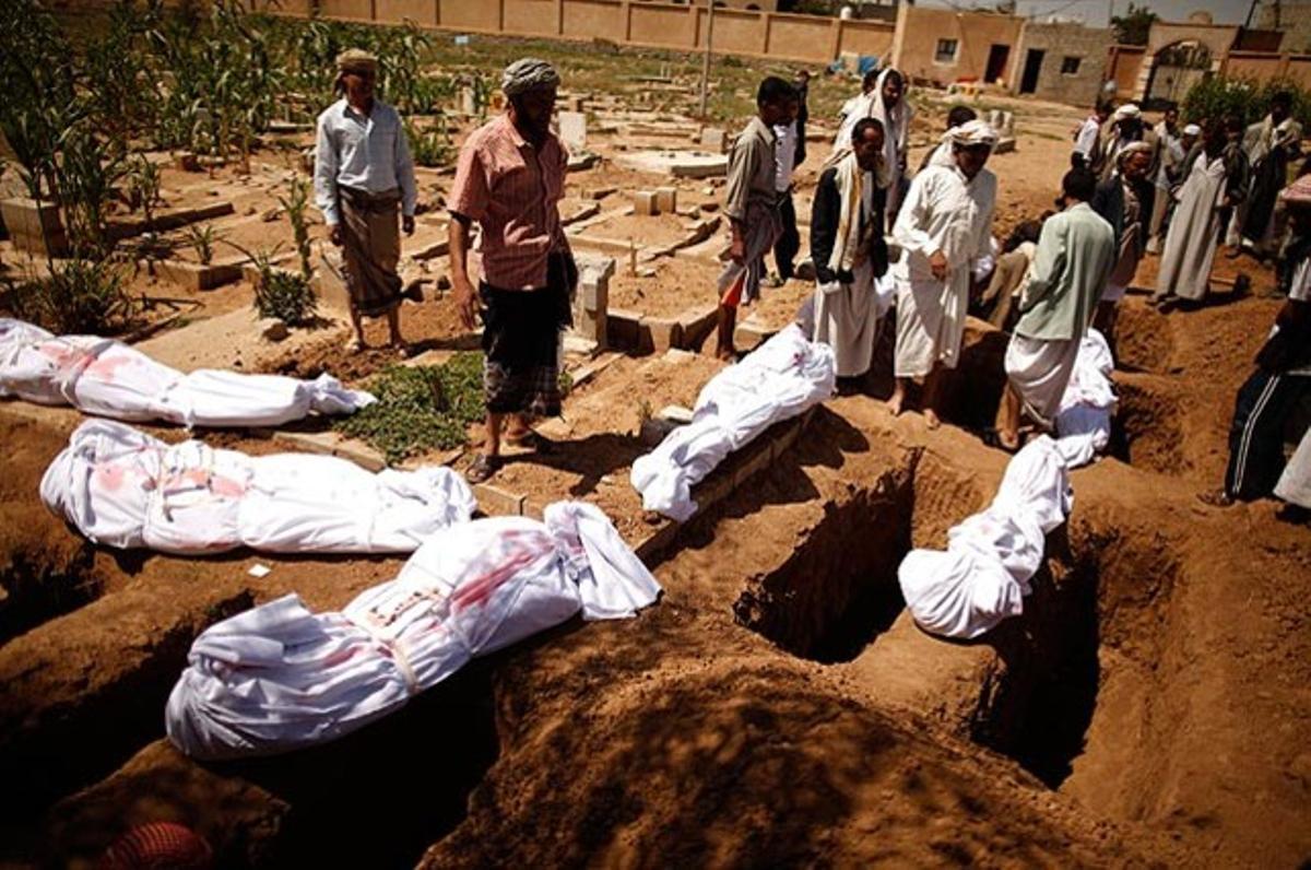 Uns voluntaris es preparen per enterrar els cossos d’alguns dels morts sense identificar, durant els enfrontaments entre militants tribals i les forces governamentals a Sanaa.