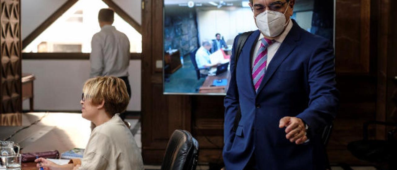 Román Rodríguez, con mascarilla, a su llegada a un Consejo de Gobierno.