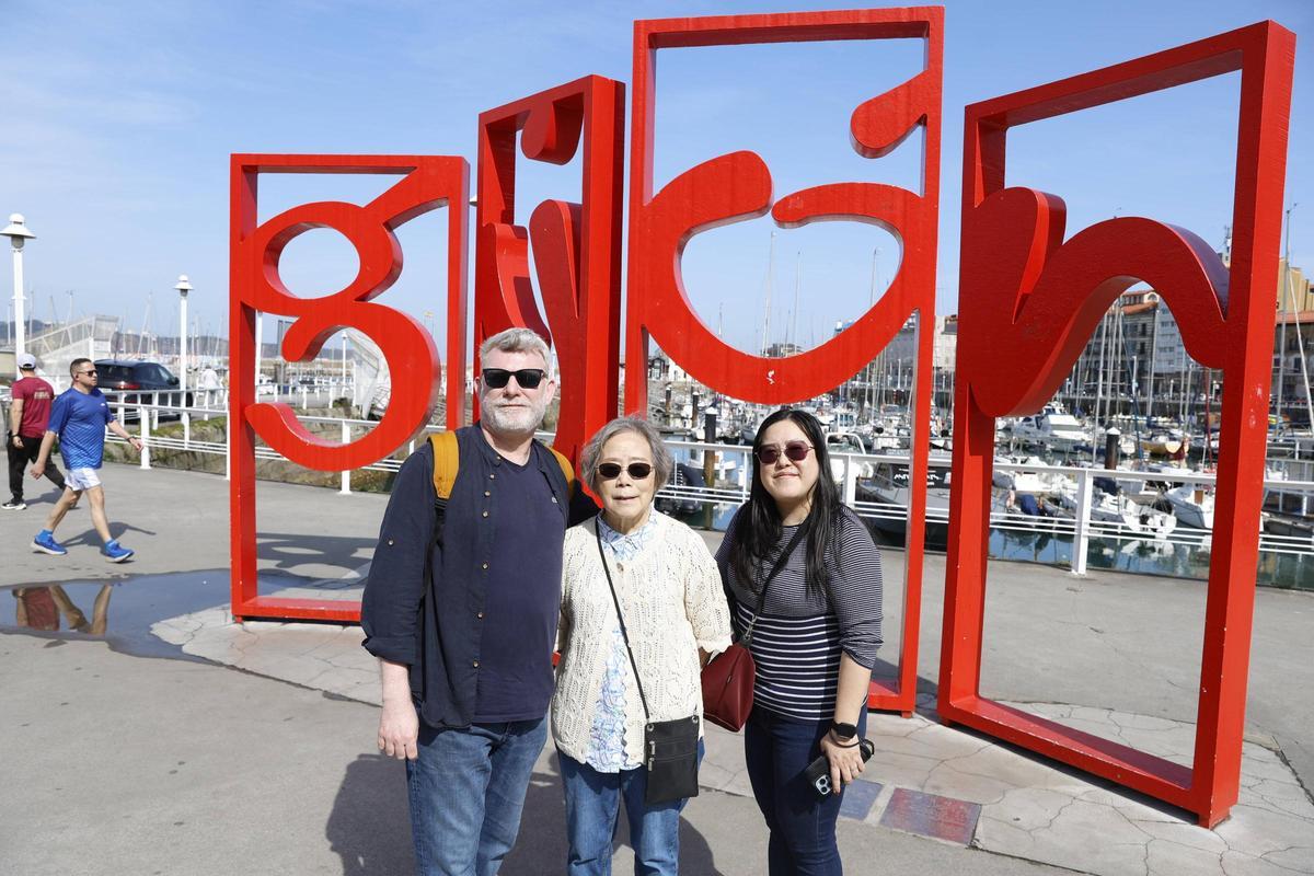 Gijón recibe a los primeros cruceristas de la temporada (en imágenes)