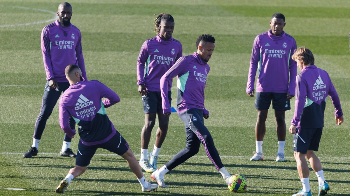 Los jugadores del Real Madrid, Antonio Rüdiger, Karim Benzema, Eduardo Vamvainga, Éder Militao, David Alaba y Luka Modric en el entrenamiento del equipo este viernes