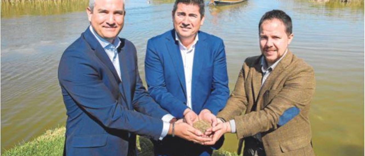 Francisco Torres, de Nedgia, entre Gabriel Butler y Bernat Chuliá, de Genia Global, junto al restaurante Nou Racó, en el Palmar