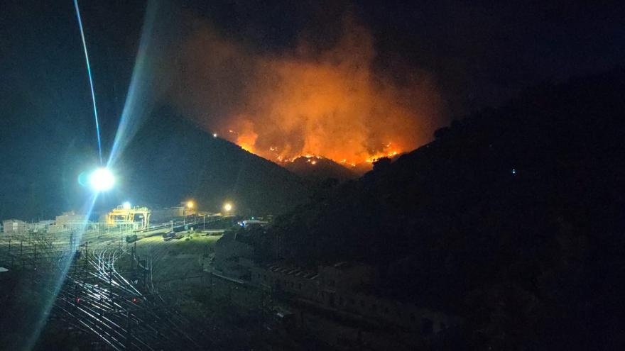 L&#039;incendi de Portbou ja ha cremat 200 hectàrees amb la tramuntana com a aliada