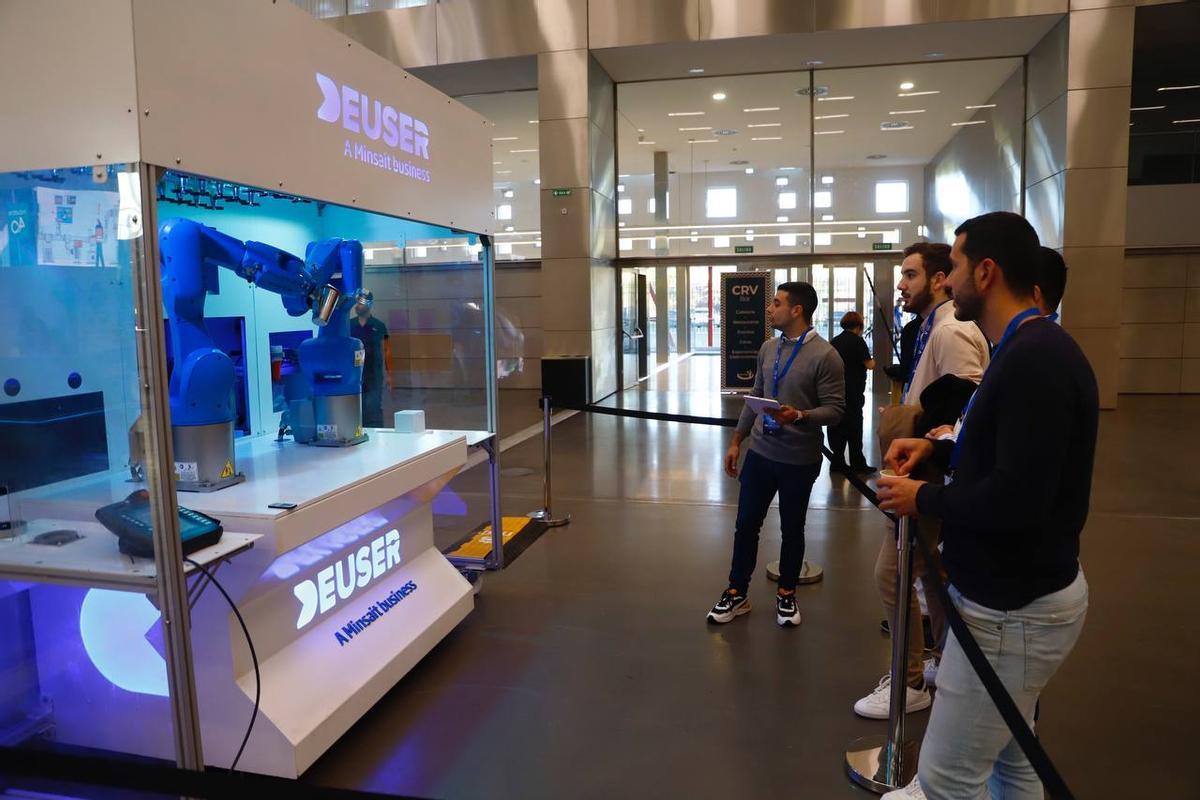 Un robot que sirve copas, en la feria.