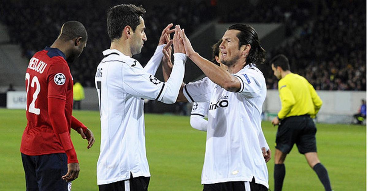 Valdez felicita Jonas pel seu gol contra el Lilla.
