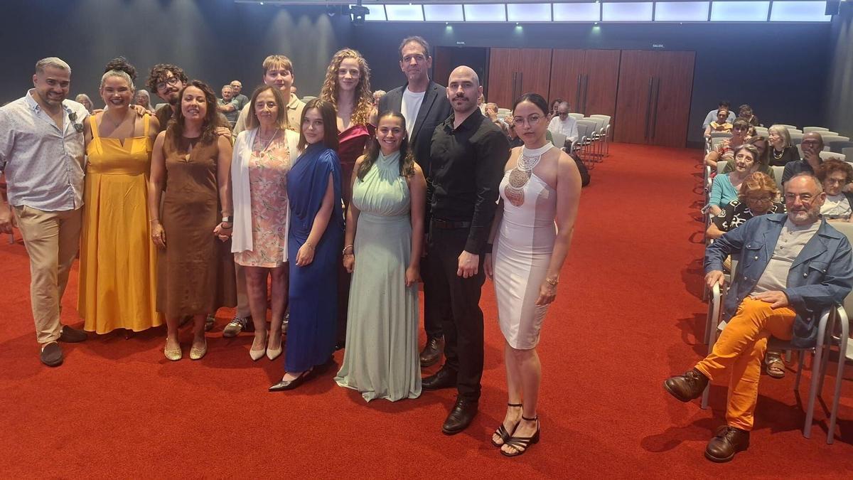 El elenco de "El sobre equivocado": por la izquierda, Ángel Simón, Ángeles Rojas, Ariel Martín, María Piquero, Álvaro Segador, Begoña García-Tamargo, Anne Broers, Paula Duarte, Yónatan Santianes, Noive Solar, Arián Alegre y Vilma Ramírez