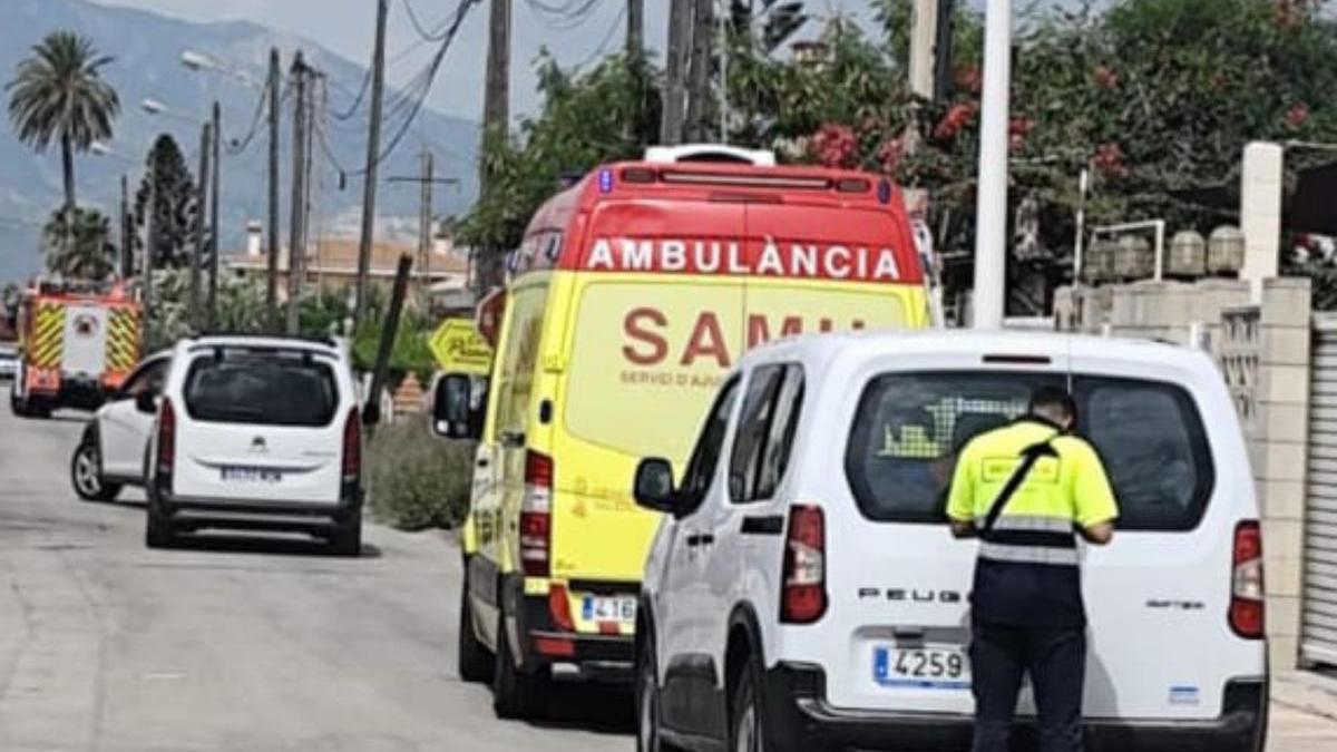 Una unidad del SAMU y los bomberos, en las inmediaciones del lugar en el que se ha producido el accidente.