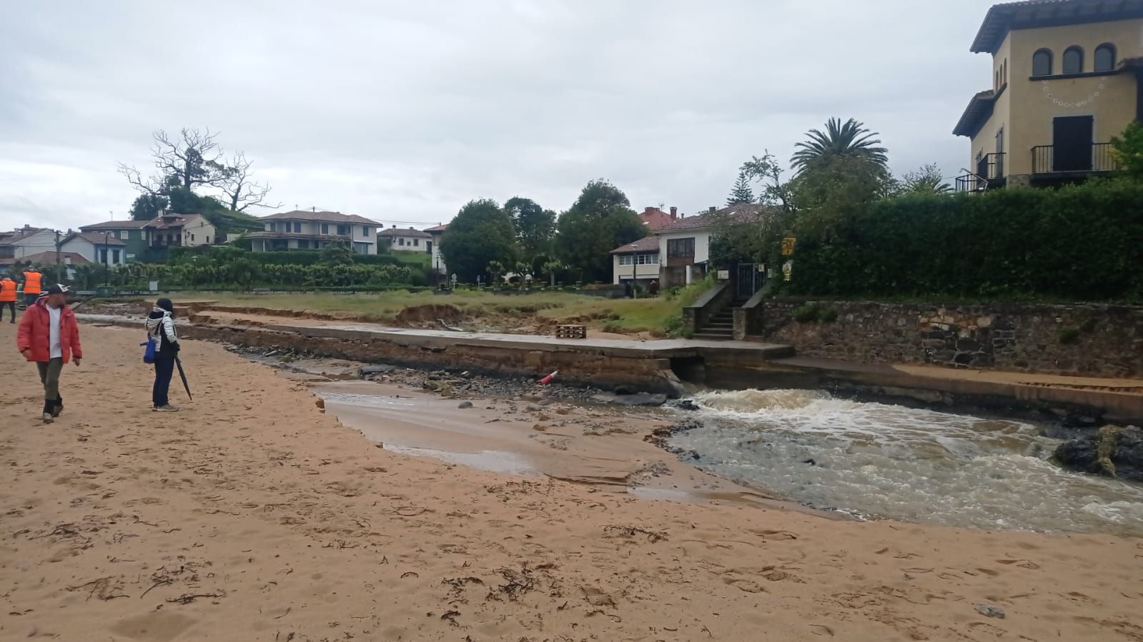 EN IMÁGENES: Caos en Colunga por inundaciones y preocupación por el estado de los ríos en el oriente asturiano