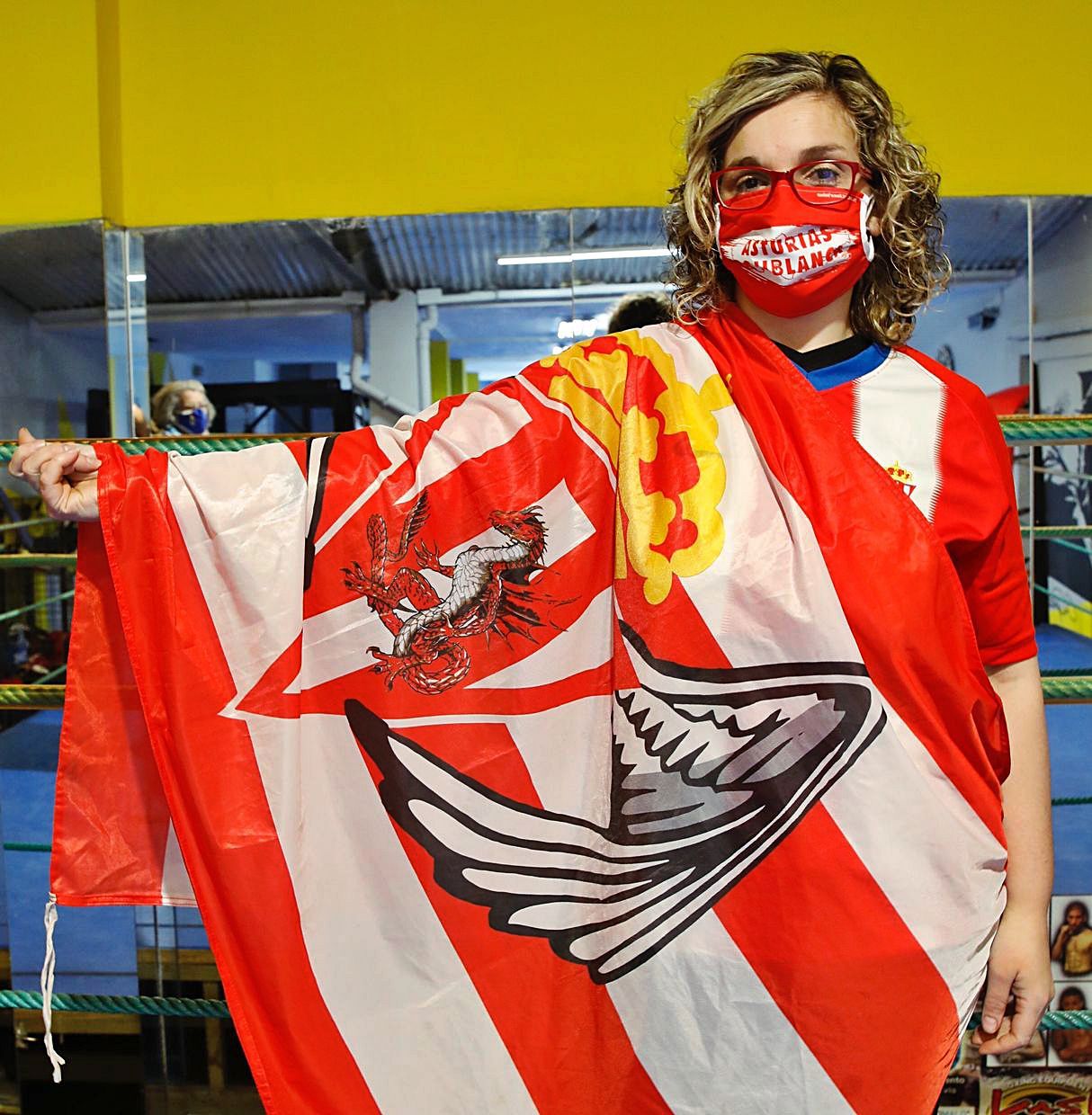 Lorena Tuero, enfundada en la bandera del Sporting.