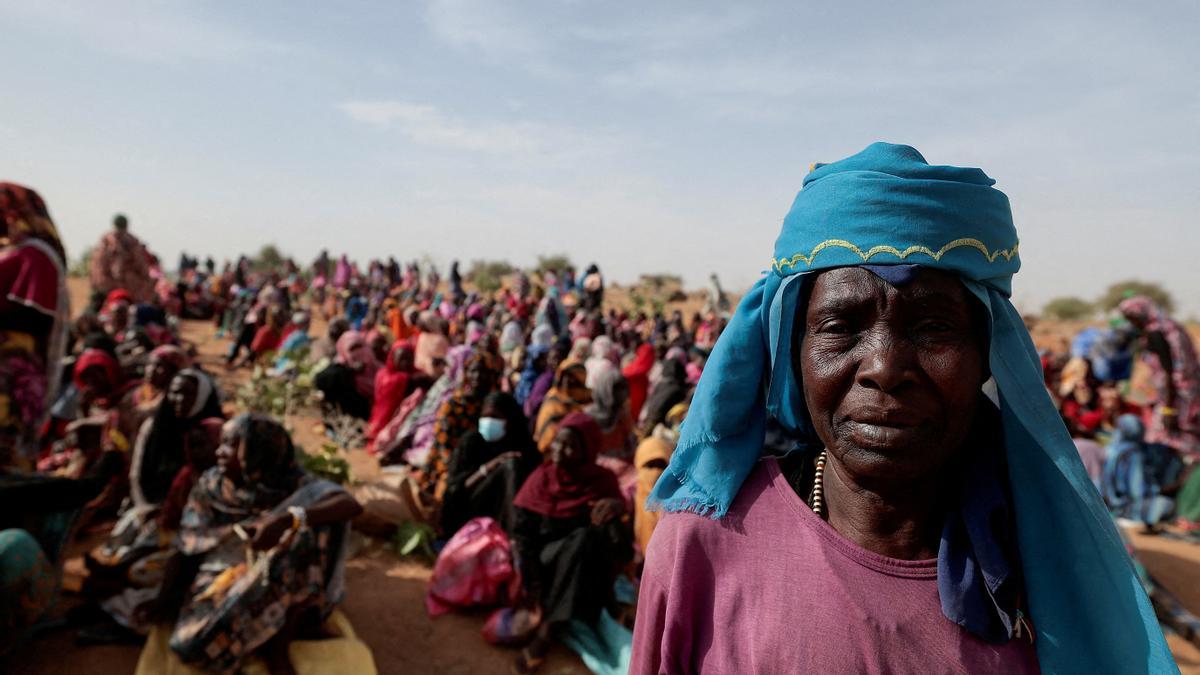 Refugiados sudaneses reciben ayuda en Chad tras huir del conflicto estallado en su país, el pasado mes de mayo.