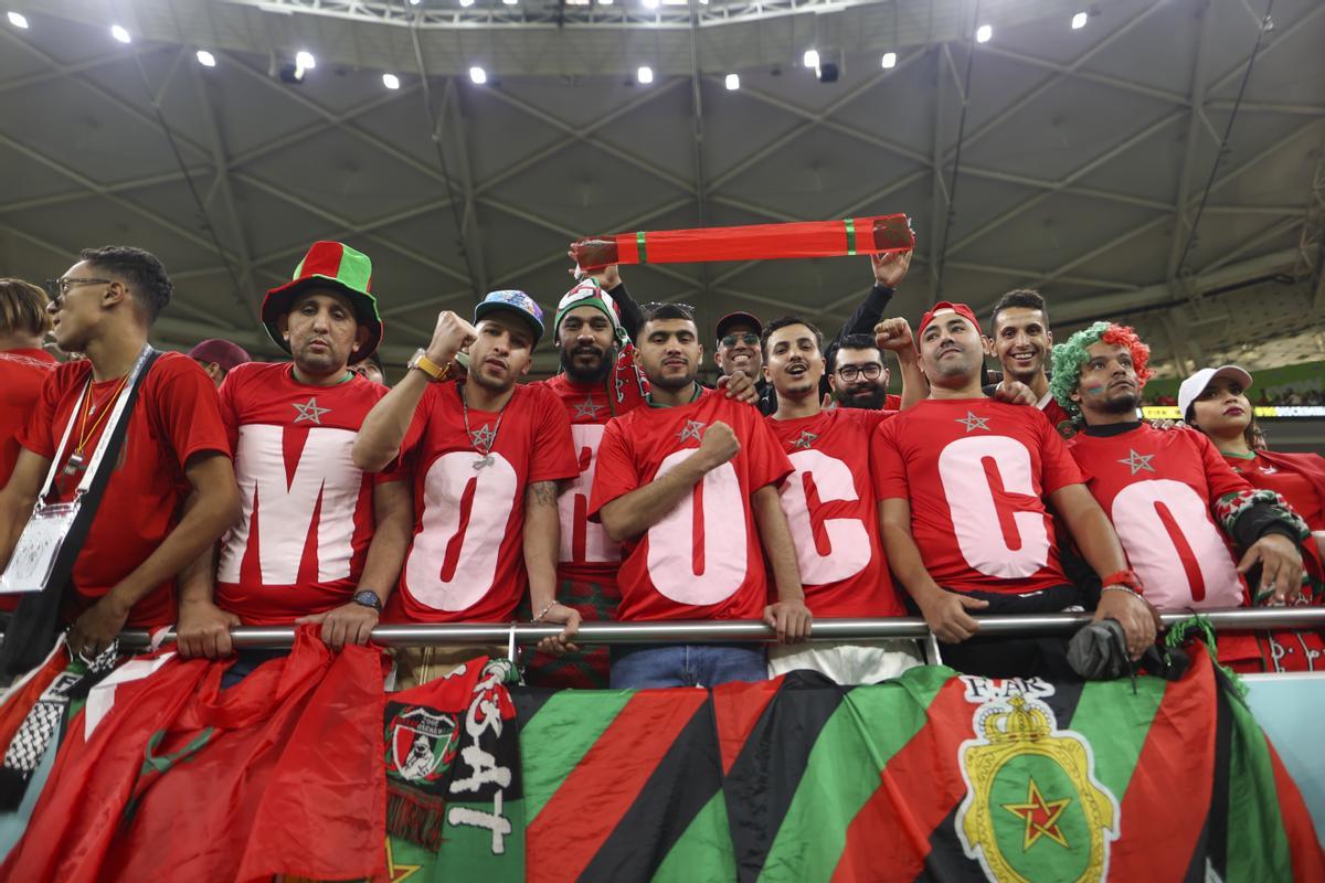 GR6003. DOHA (CATAR), 10/12/2022.- Aficionados de Marruecos animan hoy, en un partido de los cuartos de final del Mundial de Fútbol Qatar 2022 entre Marruecos y Portugal en el estadio Al Zumama en Doha (Catar). EFE/ Juan Ignacio Roncoroni