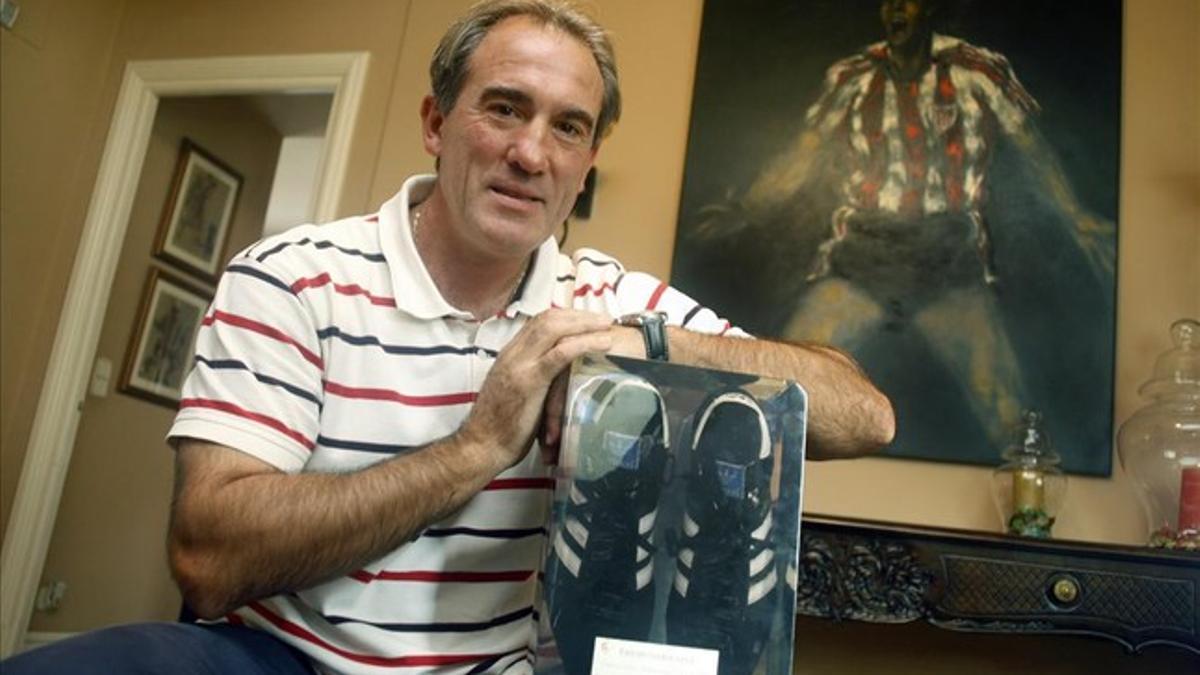 Andoni Goikoetxea, con una botas de su época de jugador, en una imagen reciente en su casa.