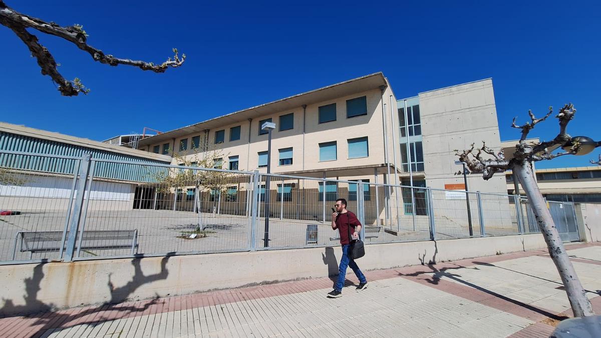 Imagen de la fachada del centro que ha suspendido las clases