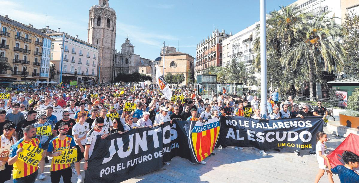 Protesta de aficionados del Valencia contra Peter Lim