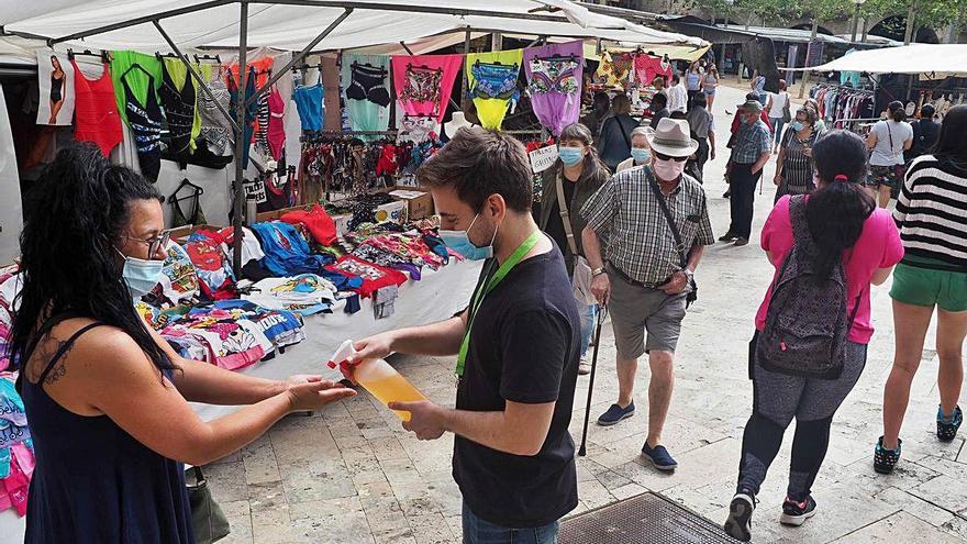 Les parades de roba han tornat al mercat de Banyoles.