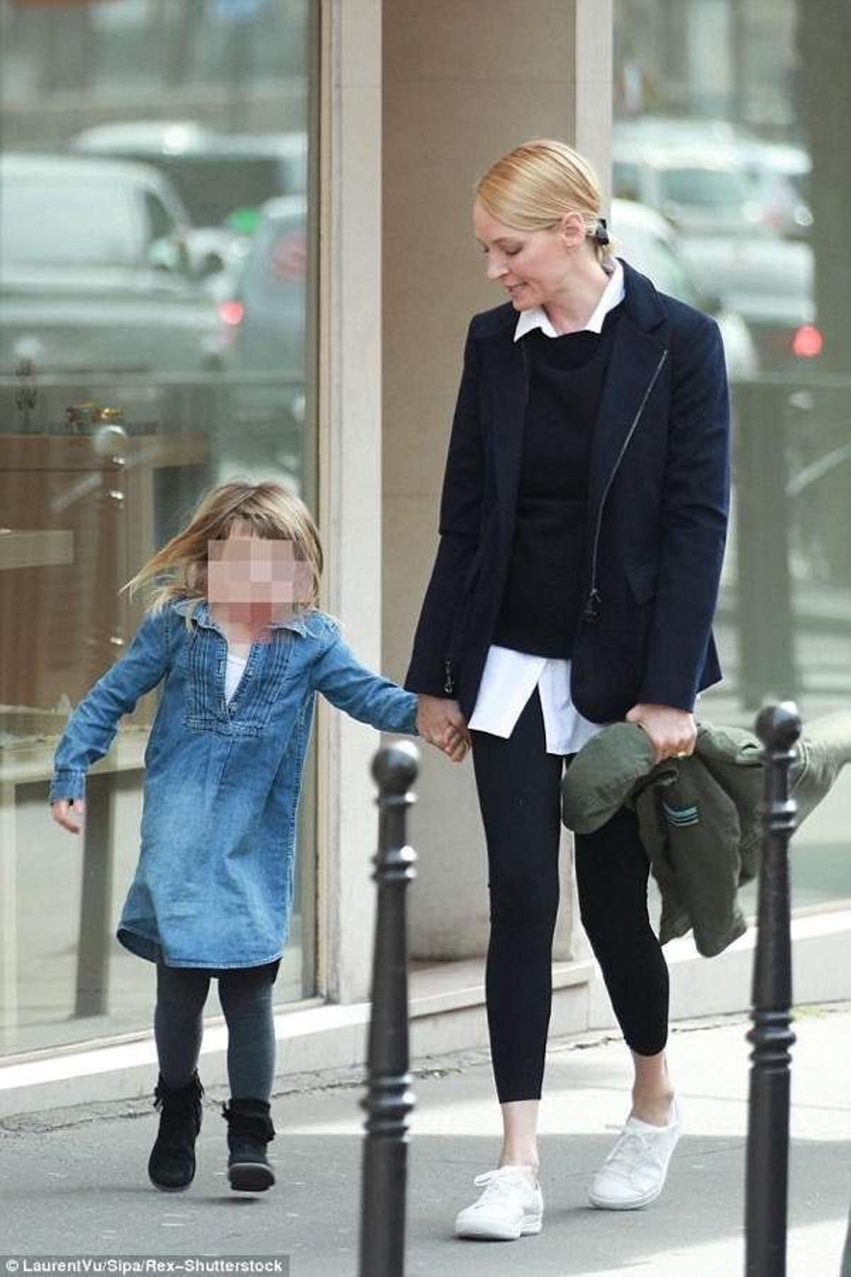 Uma Thurman paseando con unas zapatillas Fit Flop