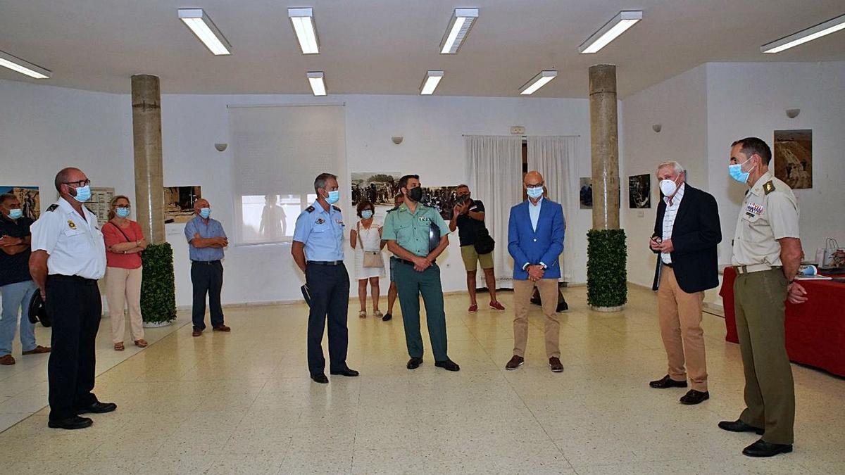 Autoridades militares y civiles inauguran la exposición sobre la misión de Afganistán en Alcañices. | Ch. S.