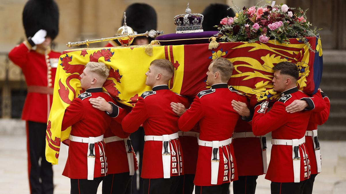 El féretro de la reina Isabel II hace su entrada en Westminster.