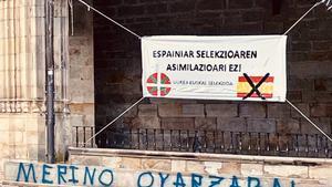 Pancarta contra la selección española en Elorrio.