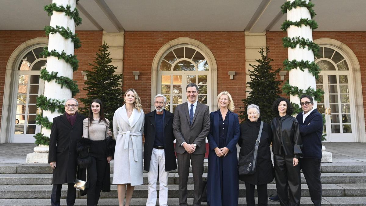 Sánchez recibe en Moncloa a los actores de la serie de televisión 'Cuéntame' tras su final