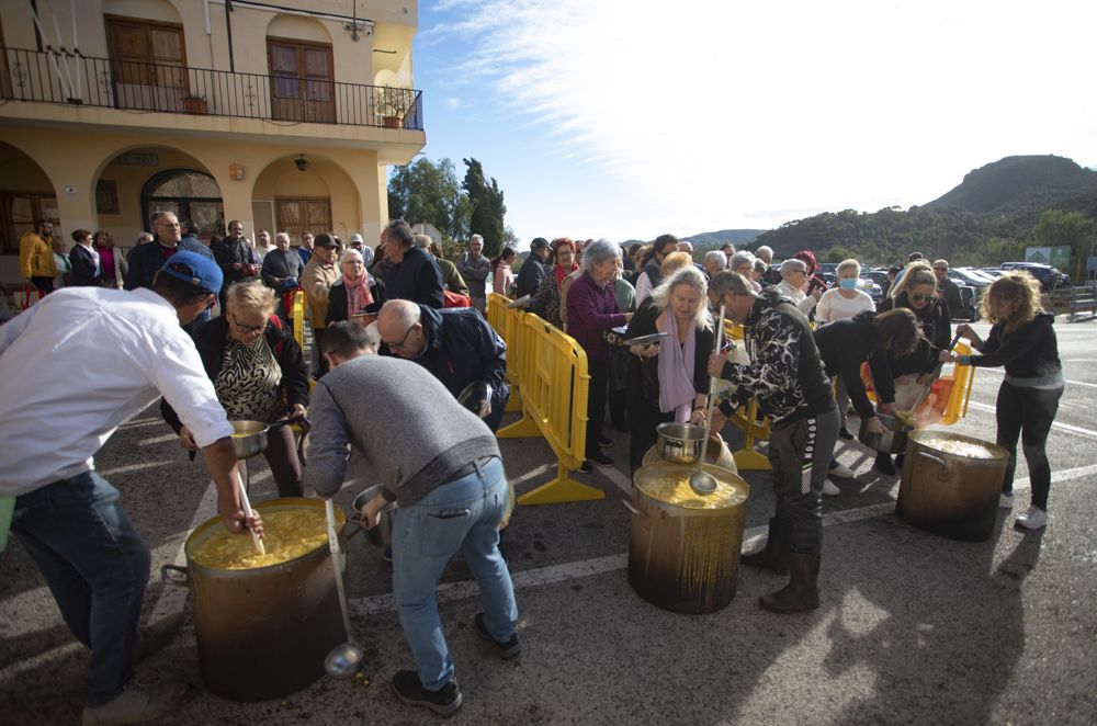 Reparto de Calderas en Albalat dels Tarongers el Día de la Purísima