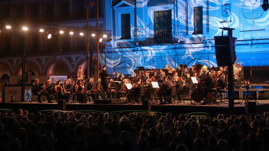 Un momento de la actuación inaugural de la temporada de la Orquesta de Córdoba, junto a la Orquesta Joven, en la plaza de La Corredera durante la Noche del Patrimonio. | MANUEL MURILLO